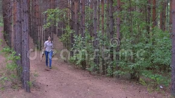 女人带着被砍倒的树木去森林童子军寻找木柴视频的预览图