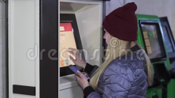 在ATM机工作的女孩用信用卡视频的预览图