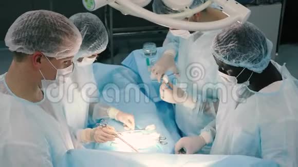 手术室的高级外科医生病人在那里等他他开始手术现代视频的预览图