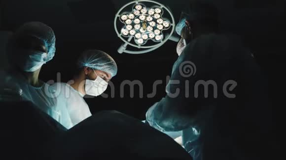 手术室的高级外科医生病人在那里等他他开始手术现代视频的预览图