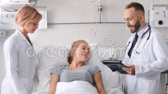 医生和护士与住院的年轻女性病人讨论视频的预览图