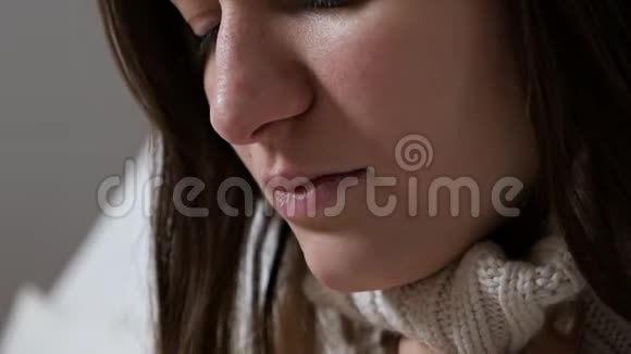 冠状病毒喷雾剂治疗咽喉痛一个女人用喷雾剂把她的喉咙喷洒进去视频的预览图