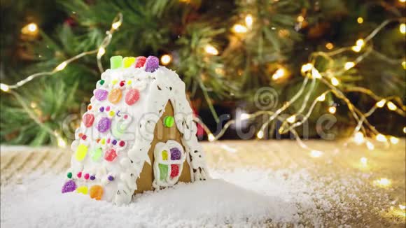 在带有圣诞树背景的姜饼屋上的无缝环形雪假日概念电影院视频的预览图