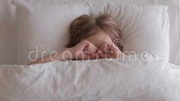 一张睡意朦胧的孩子脸清晨醒来视频的预览图