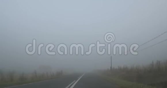 在路上旅行晨雾视频的预览图