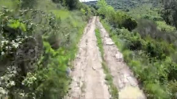 农村泥泞的道路视频的预览图