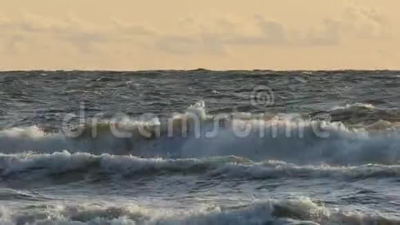 暴风雨期间的巨浪视频的预览图