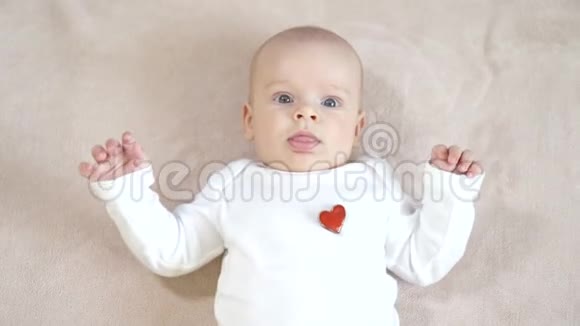 可爱的新生婴儿肖像视频的预览图