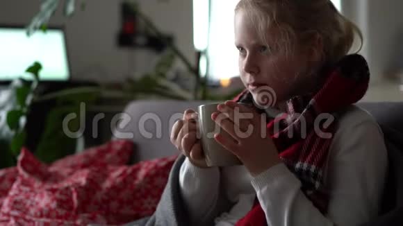 公寓里沙发上一个戴着围巾和格子的病童的画像视频的预览图