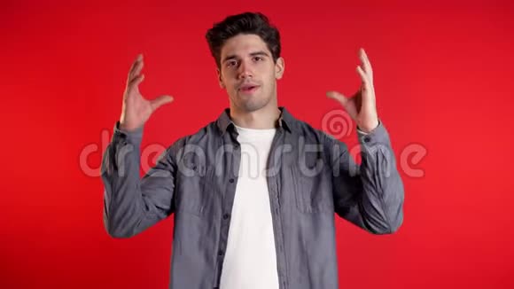 英俊的无聊男人用双手和滚动的眼睛来展示布拉布拉的手势视频的预览图