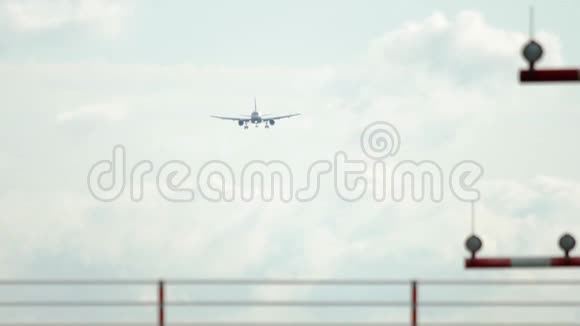 飞机降落前接近视频的预览图