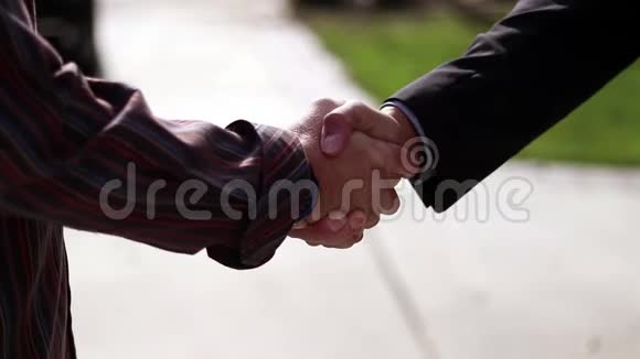 两个人握手视频的预览图