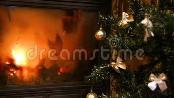 客厅的壁炉里有一棵圣诞树视频的预览图
