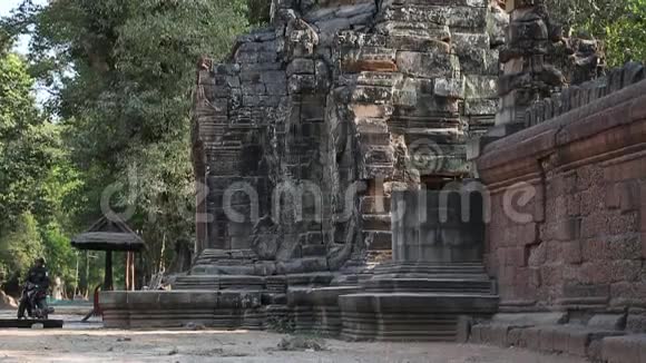 柬埔寨吴哥窟寺庙建筑群古墙面下浮雕视频的预览图