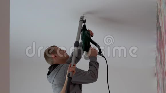 修和家装一个人从天花板上把灯挂在房间里视频的预览图
