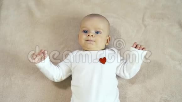可爱的新生婴儿肖像视频的预览图