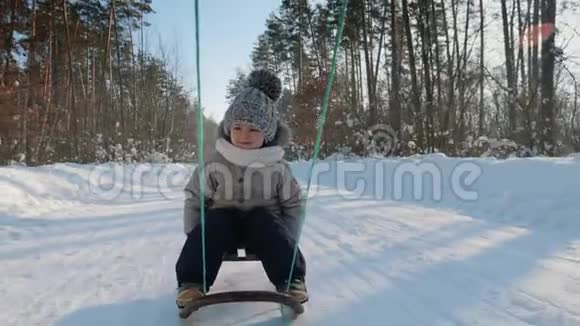 3男孩被雪撬在雪地上视频的预览图
