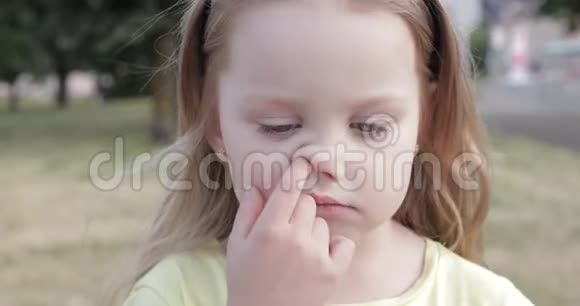 一个忧郁的小女孩摘鼻子视频的预览图