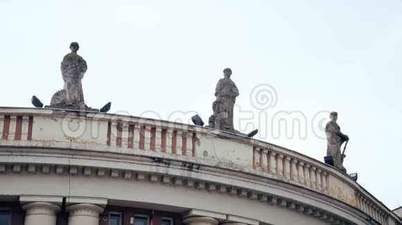 楼顶有三尊雕像视频的预览图