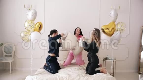 三个女朋友在枕头大战视频的预览图