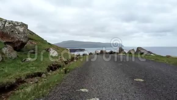 靠近海洋悬崖的道路视频的预览图
