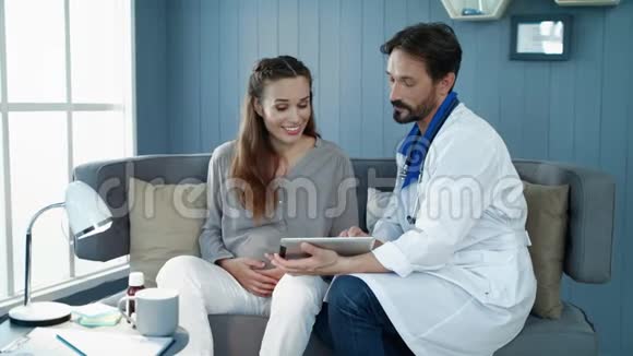 男性妇科医生向在职孕妇解释检查结果视频的预览图