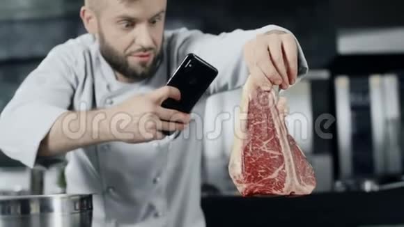 厨师用手机制作肉类照片男厨师为牛排拍照视频的预览图