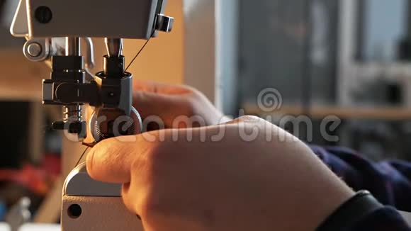 缝纫机针在运动缝纫机针头的特写迅速上下移动裁缝缝衣服视频的预览图