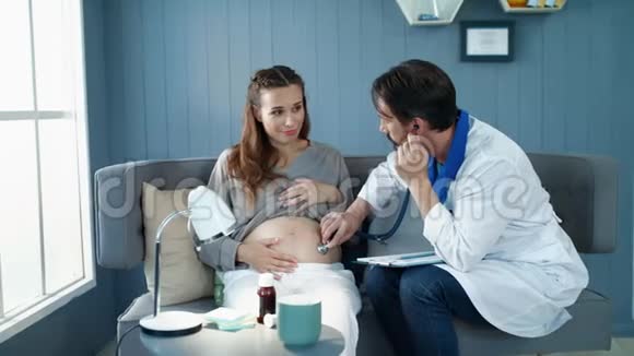 在产前办公室检查孕妇腹部的特写医生视频的预览图