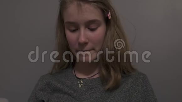 女孩坐在一个房间的床上和她的狗在画画视频的预览图