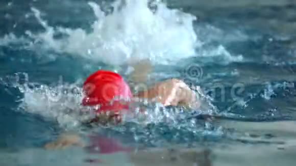 动作女运动员以爬行的方式快速游泳视频的预览图