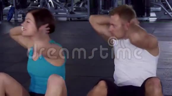 健身男女训练腹部肌肉视频的预览图