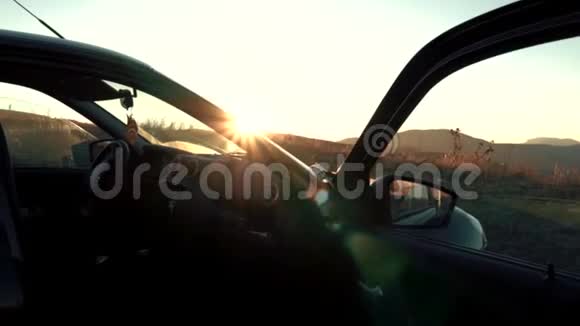 日落时的黑车视频的预览图