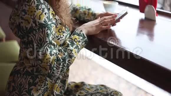 一位年轻女性使用智能手机的真实形象视频的预览图