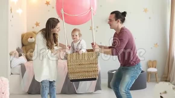 爸爸和妈妈带着气球和他们的女儿视频的预览图