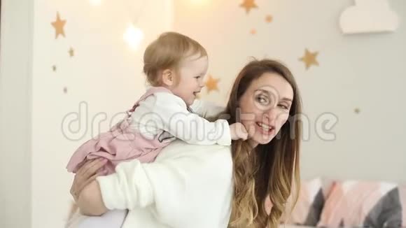 孩子笑着和妈妈一起在家笑视频的预览图