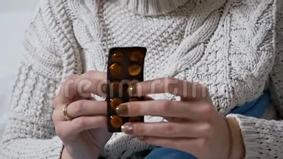 吃药头痛感冒的女孩特写视频的预览图