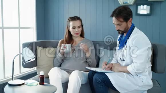 孕妇到诊所就诊小肚子妈妈吃药视频的预览图