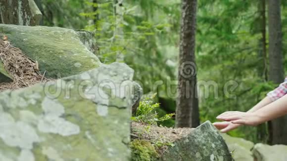 一个女人爬上陡峭的岩石她得到了帮助视频的预览图
