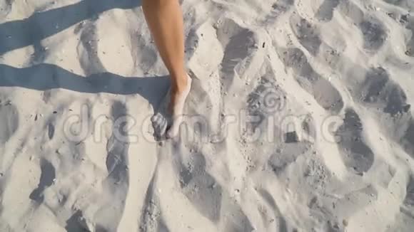 一个女孩在沙滩上行走视频的预览图