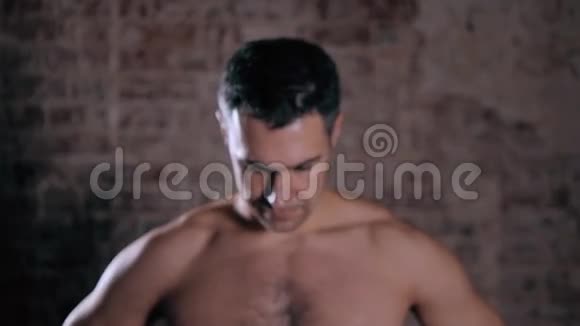 英俊成熟的男性模特上身赤裸在砖背景上特写肖像严肃的男人视频的预览图