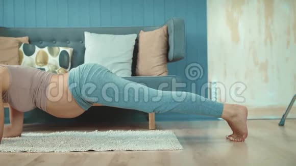 特写孕肚妈妈在家练习瑜伽运动视频的预览图
