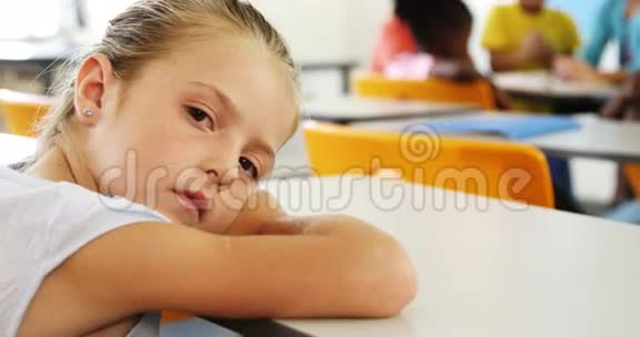 上课时躺在桌子上的悲伤女孩视频的预览图