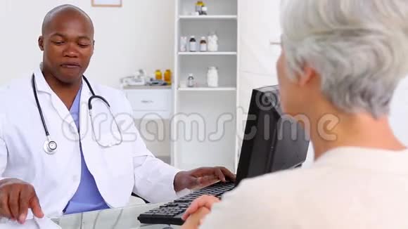 成熟的女人向医生解释她的痛苦视频的预览图