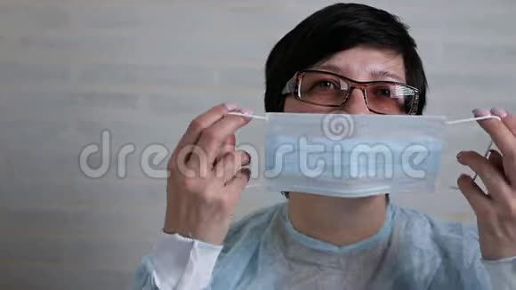 女医生戴上医用口罩上班保健医学概念视频的预览图