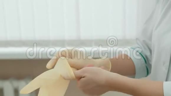 医生服装抗菌橡胶手套视频的预览图