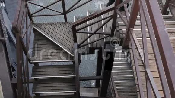 一个金发女人从楼梯上下来视频的预览图