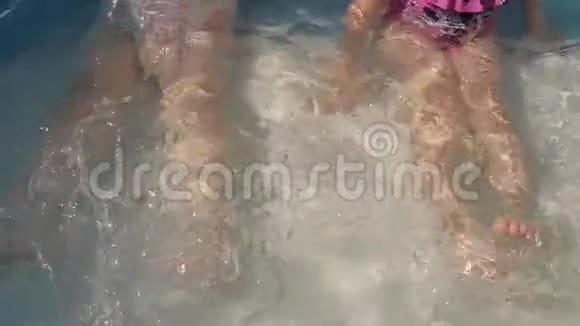 两个穿泳衣的孩子在游泳池里泼水视频的预览图