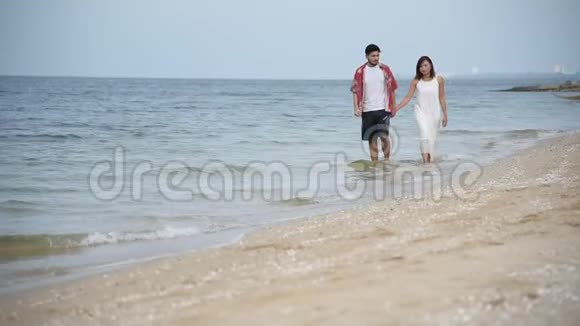 蜜月情侣漫步海滩浪漫关系幸福时刻与爱情生活方式情侣走了很长一段路视频的预览图