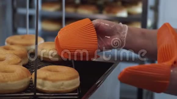 甜甜圈的底座已经烤好了视频的预览图